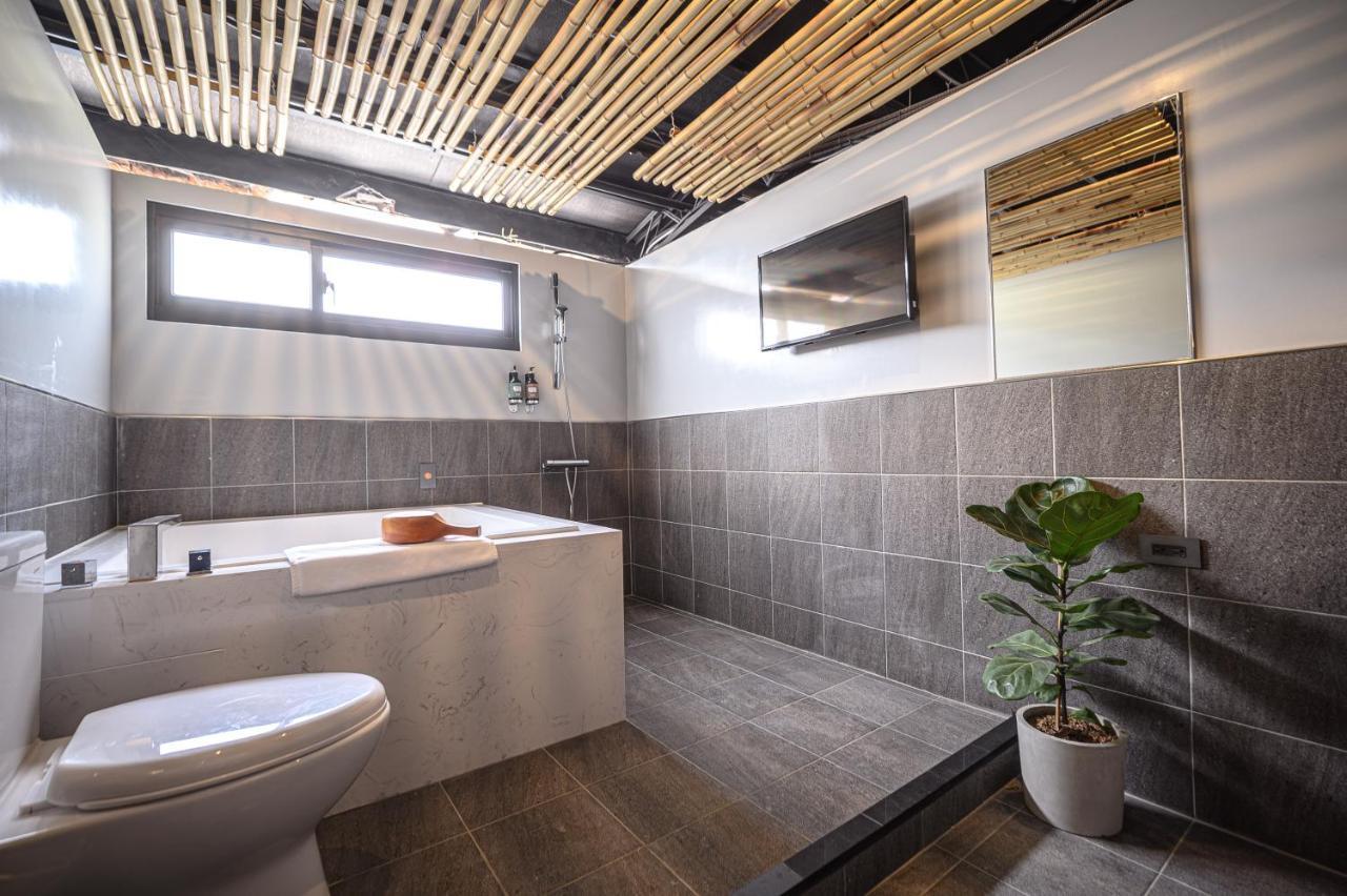 Formerly the Jia Bin Zhuang hot spring hotel, Toucheng Leisure Hotel has been re