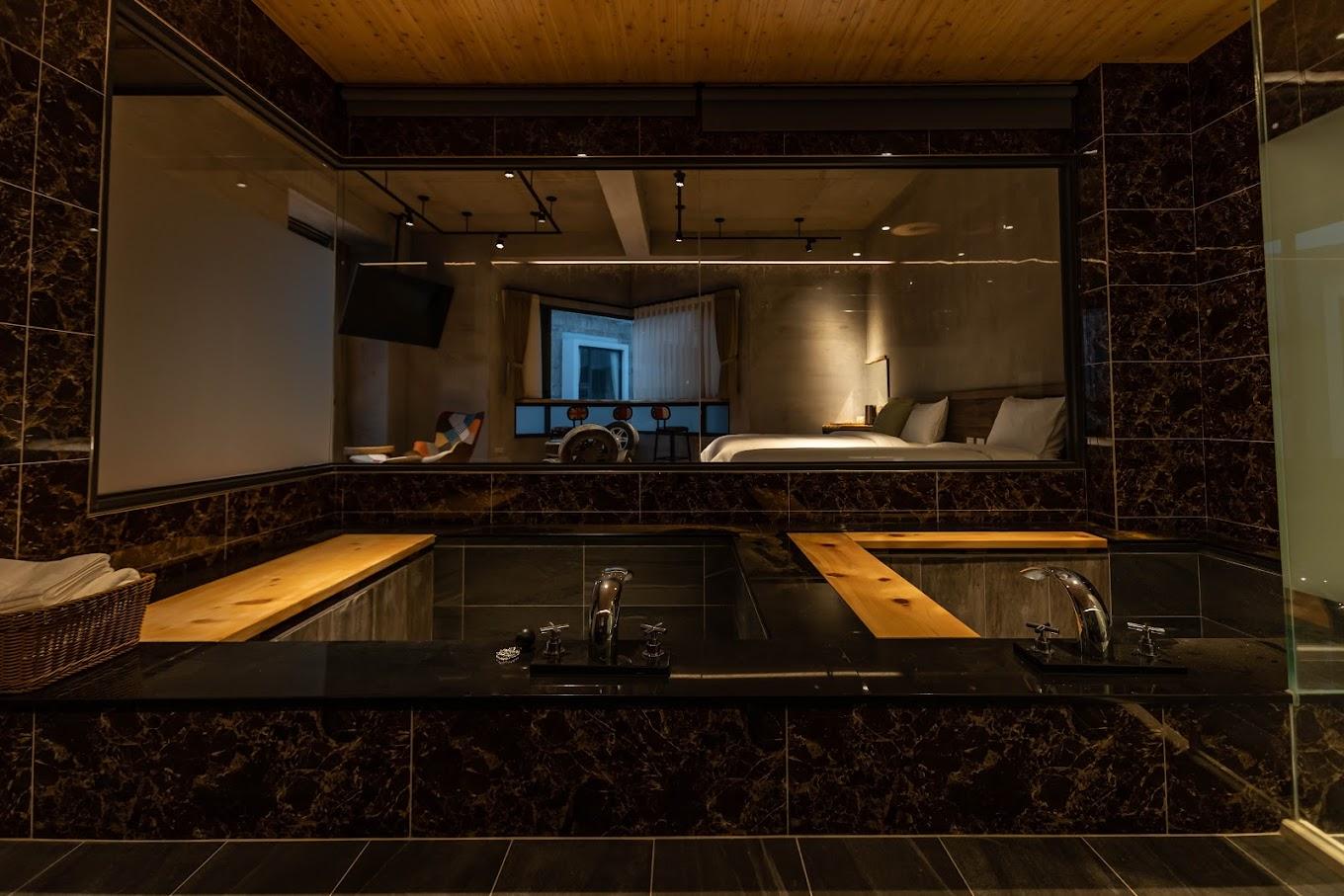 Located in Su'ao Township, Yilan, "22 Degrees Hotel" is a concrete-style buildin