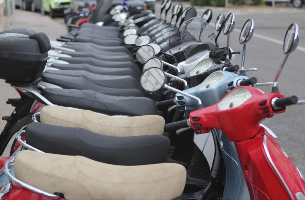 小琉球出機車店家很多,大部分店家都有提供 100cc、125cc、電動車,甚至有專門出租 Gogoro 的店家,費用大約是 340~600 元,有些店家有提供多
