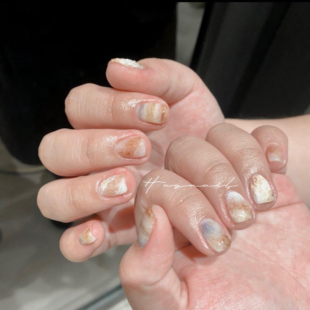 美甲款式介紹:
大理石紋路,是將大自然天然美復刻到甲片上,搭配暖色系,看了就覺得十分溫暖。