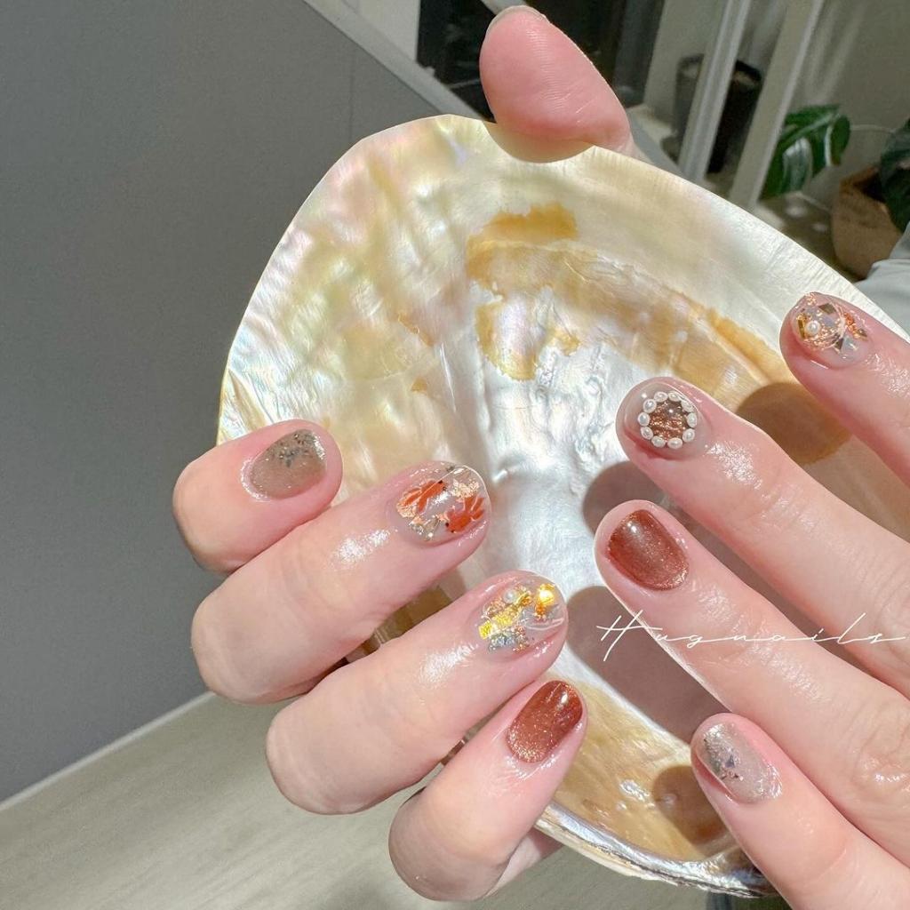 美甲款式介紹:
金魚是很常出現的日系原素,將其搬到甲片上,搭配繪圖手法,隱約能透露出日系的清冷,又有些可愛。