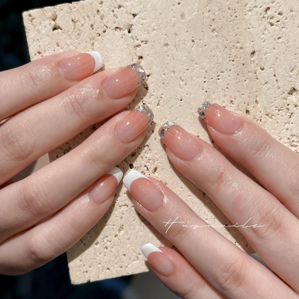 美甲款式介紹:
優雅漸層法式,讓人顯的更氣質,低調又有質感,是不敗的小紅書秋冬美甲款式!