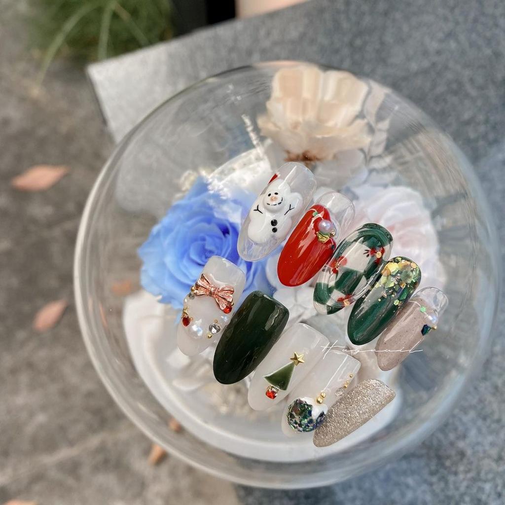 美甲款式介紹:
彩度更高的聖誕節美甲款式,鮮豔紅綠搭配小珍珠、小鑽,可愛的雪人、聖誕樹、蝴蝶結,通通都有!