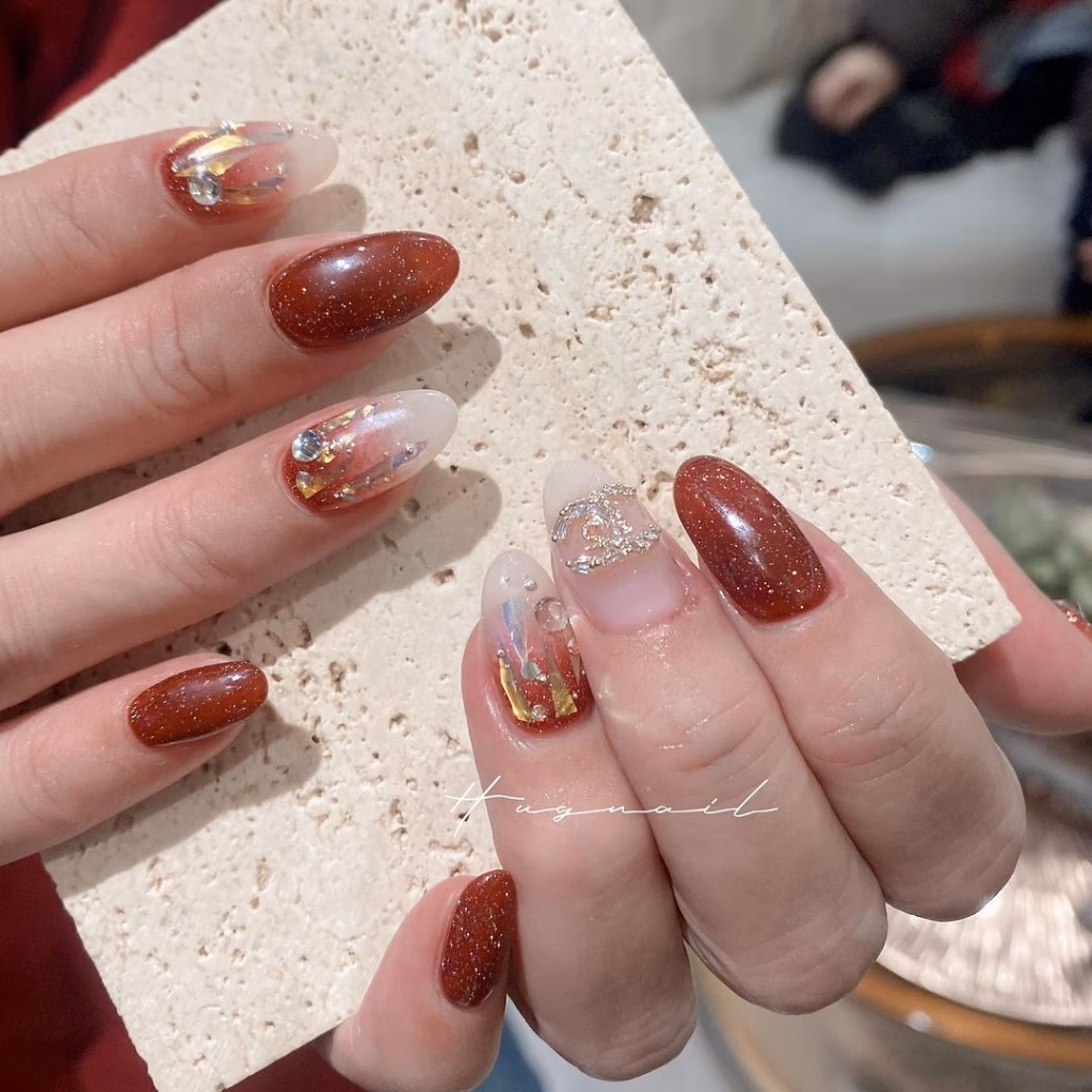 美甲款式介紹:
酒紅系列,在秋冬期間,是女生最愛的顏色酒紅顏色也可以做不同造型,讓手更顯白。適合想嘗試不同風格的紅色,又喜歡華麗的朋友。