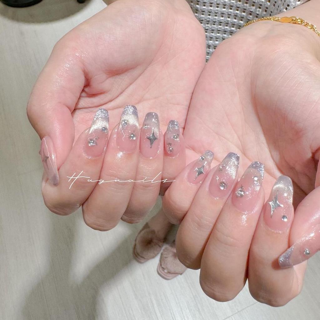 美甲款式介紹:
貓眼雙色拼接,保證閃亮無敵,點綴水鑽,星星反而不誇張,有種新鮮感。