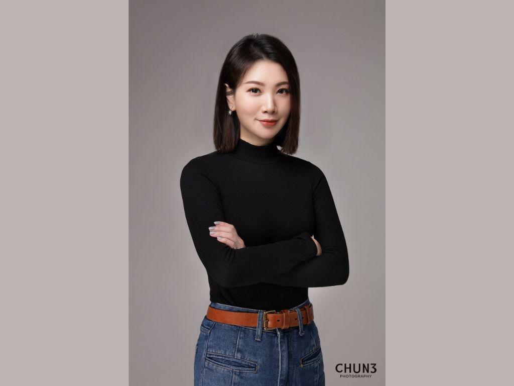 腕組み
腕組みのポーズは、皆さんにもお馴染みでしょう。政治家がよく写真撮影で使うこのポーズは、腕を胸の前で組むと不思議と自信が湧いてきます。イメージ写真を撮る方