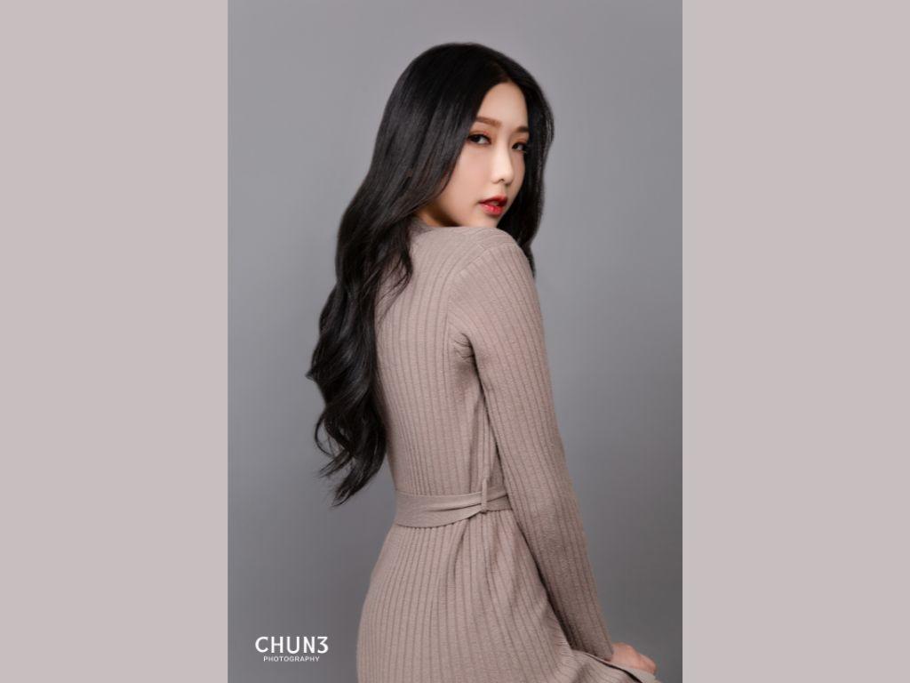 ロングヘアの方は、髪の動きを活かして横顔を撮影できます。髪を自然に垂らしたり、軽く片側に流して首筋と横顔を見せたりすると、写真に奥行きが生まれ、横顔がより魅力的