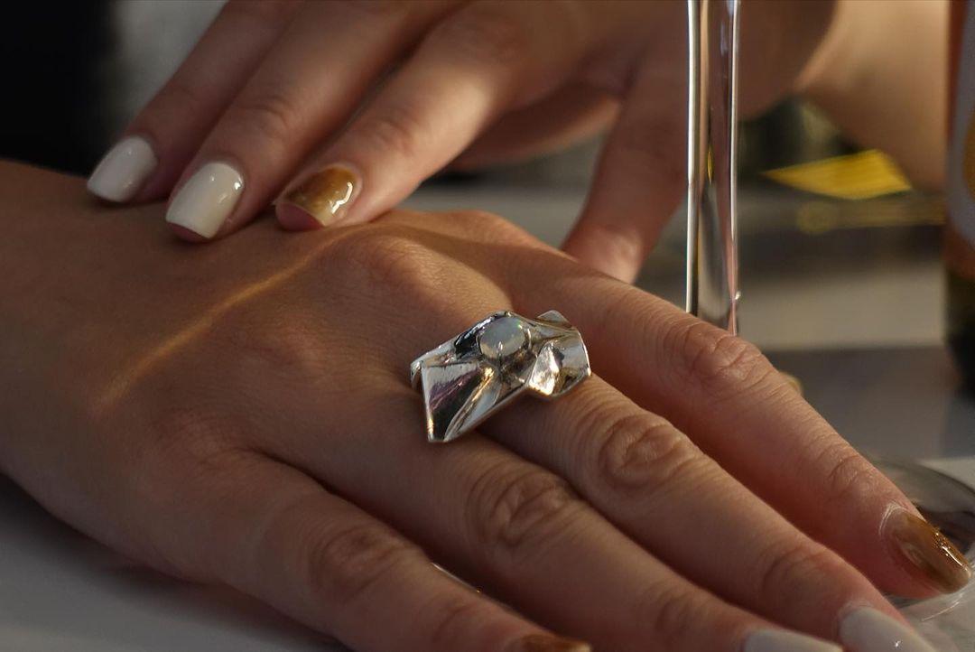 There are differences in how men and women wear rings.