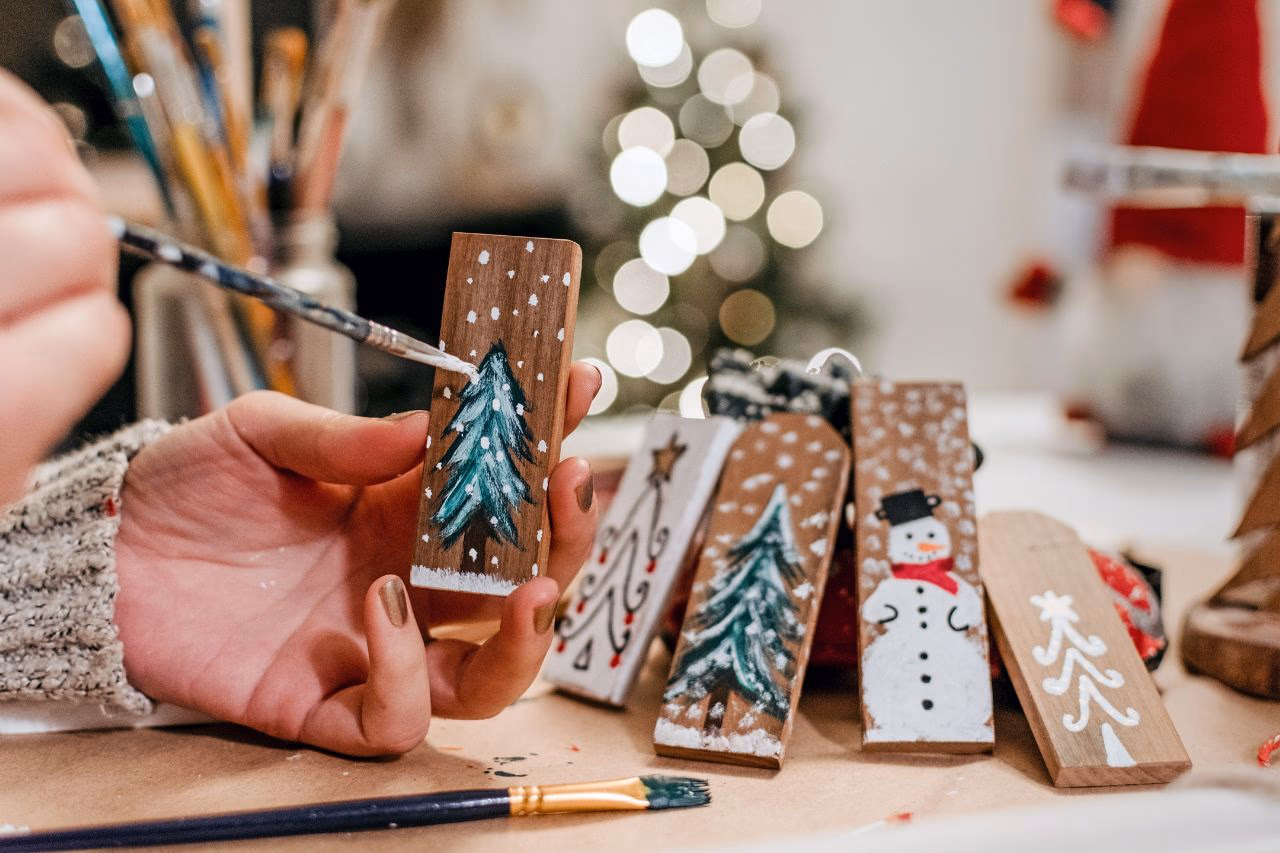 Christmas DIY Workshop Guide|Welcome the holidays with handmade cheer: 10 festive DIY experiences.