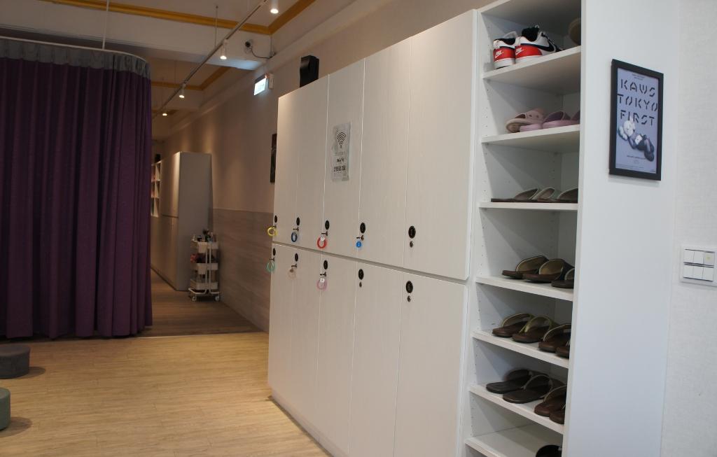 Just a 10-minute walk from Fuzhong MRT Station.