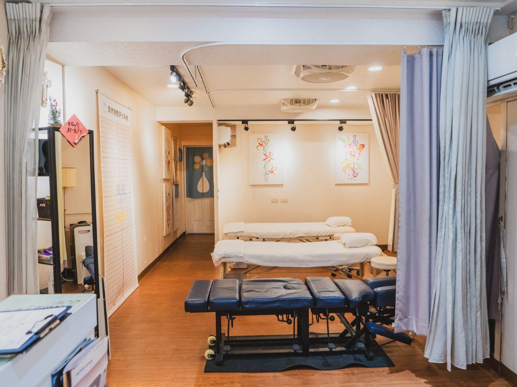 赤峰街の路地裏にひっそりと佇む隠れ家のような店舗は、自宅のようにリラックスできるプライベート空間を提供しています。
