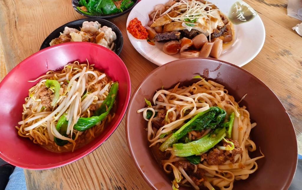 #장작불 돼지고기 볶음 향기에 그리움이
상쓰면은 짭짤하고 진하며 풍부한 맛을 자랑합니다. 면에 비벼 먹으면 한 입 한 입이 진한 옛 맛을 선사하