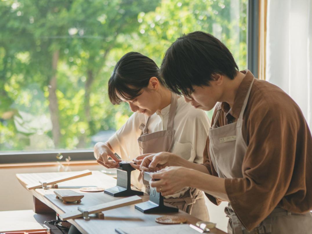 This metalworking studio, inspired by renowned Tokyo jewelry artisans, offers a hands-on experience filled with warmth and joy.