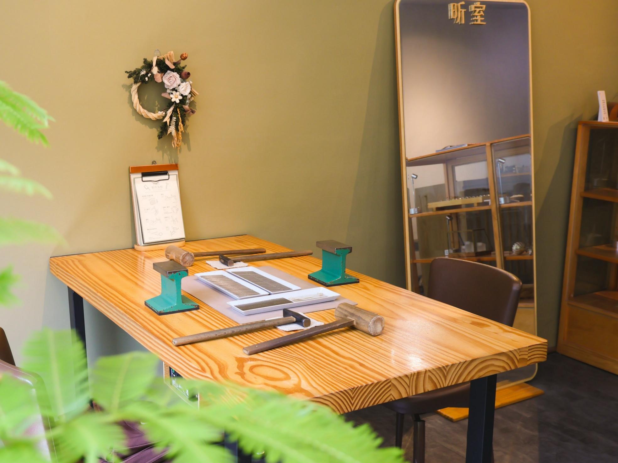 The warm, wood-filled Japanese-style space exudes the artisan's touch in every detail.