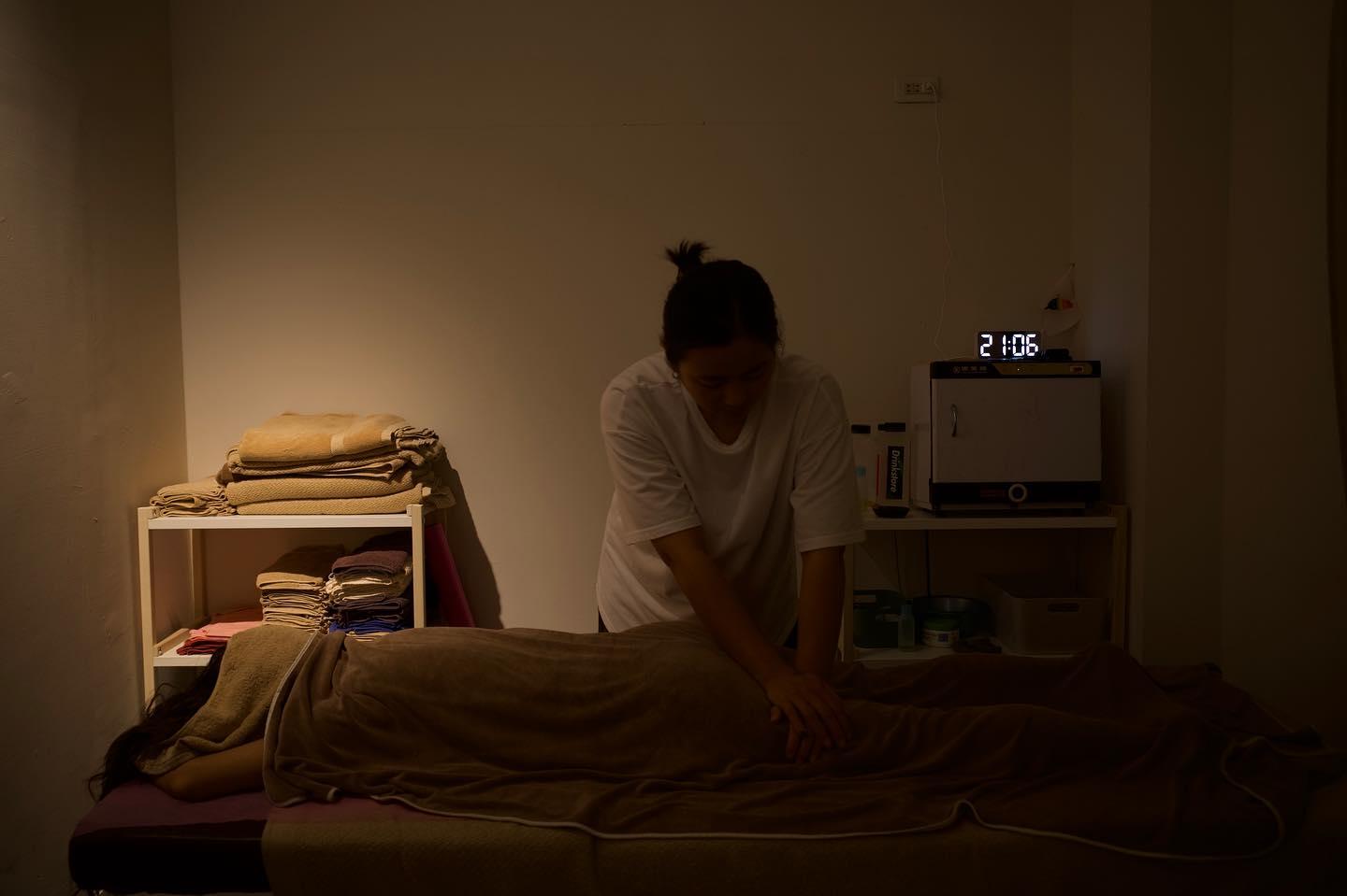 #섬의 정취 가득한 마사지로 힐링
저라이저취(哲來哲去)는 그린 랩(綠地實驗室)에 입점하여 전문적인 오일 마사지, 지압, 발 마사지 등 치유 기법