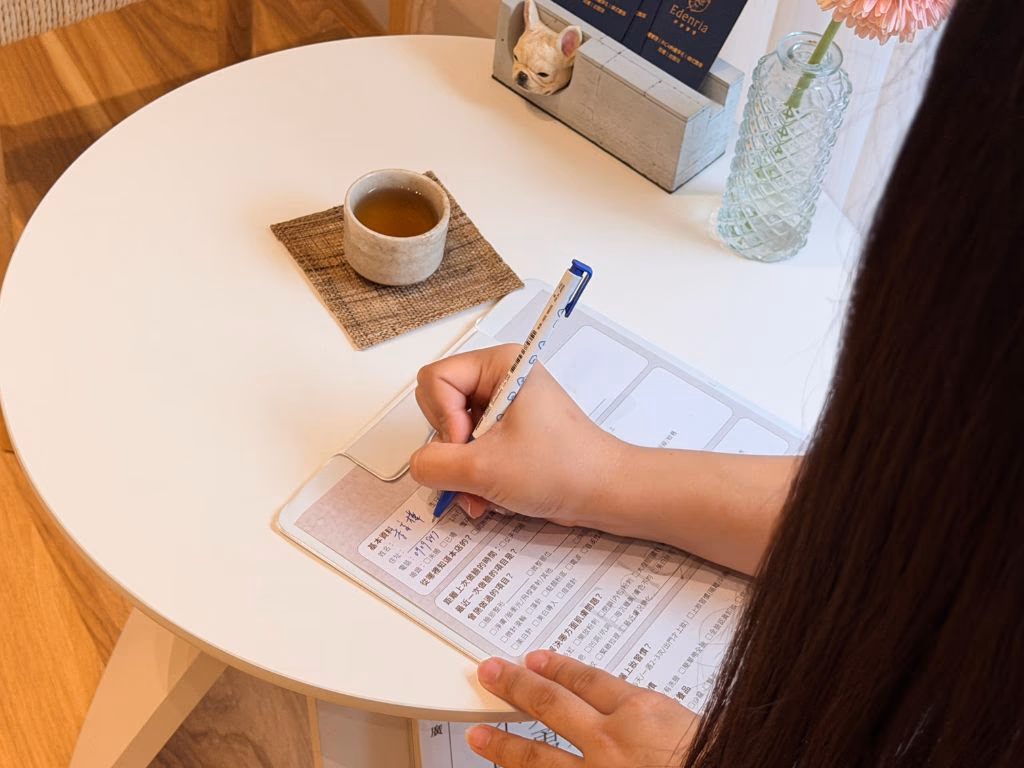 会話から肌の状態を把握し、機器での観察と経験による評価を総合的に判断します。