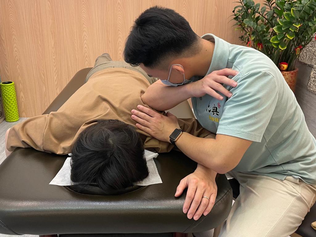추나 한 번으로 네 가지 효과를 누리며, 심층 추나로 몸을 완전히 이완하고 재충전할 수 있습니다.
