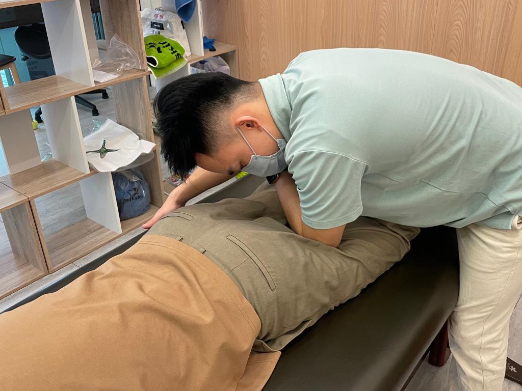 오랜 시간 다리를 꼬거나 양반다리를 하는 습관은 전신을 뻣뻣하게 만듭니다. 이럴 때는 추나 마사지로 몸을 풀어주는 것이 필수입니다.