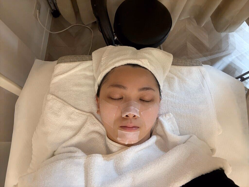 The cost of a single blackhead extraction session varies.