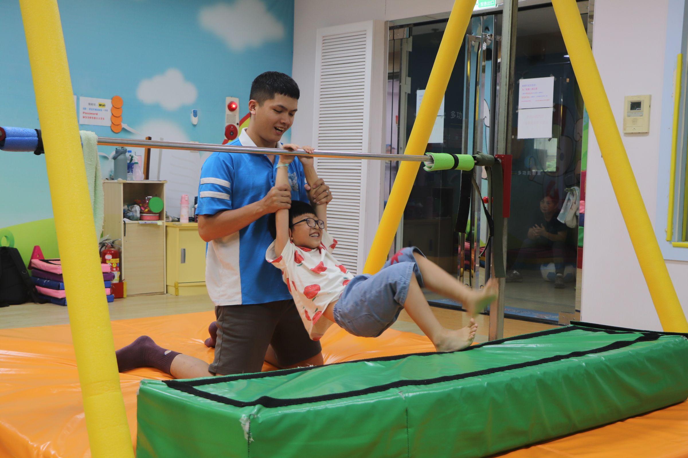 1-3 Years Old: From Crawling to First Steps — Parent-Child Gymnastics Walks With You