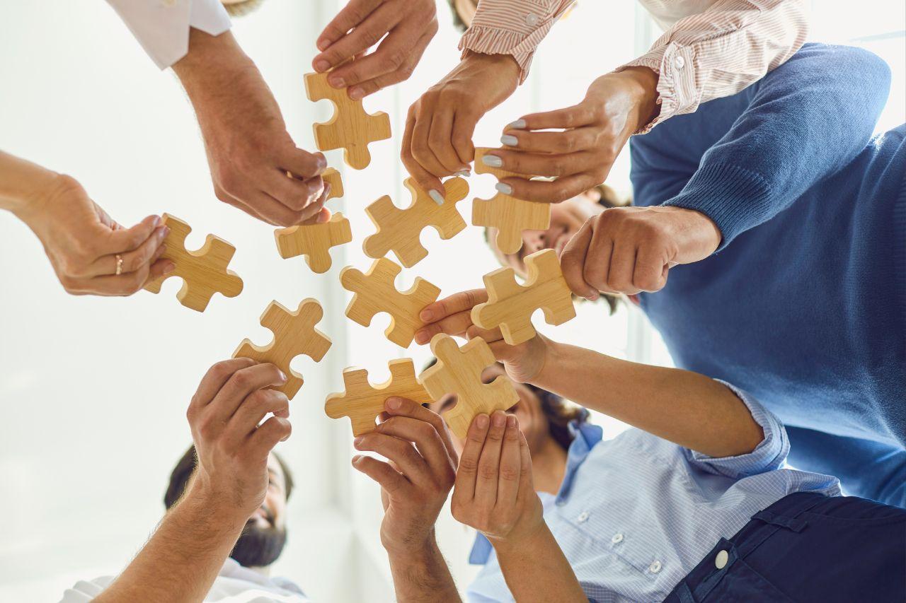 Team building 室內活動懶人包|不用風吹日曬也能玩得盡興!10 種企業室內團隊凝聚活動提案