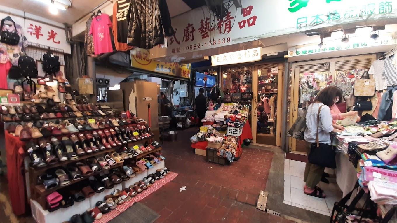 最初の目的地|第二市場:レトロな服でタイムスリップ