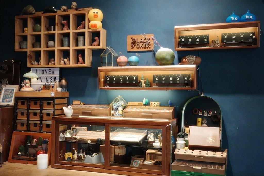 Enjoy a dedicated one-on-one session and create your own unique piece.