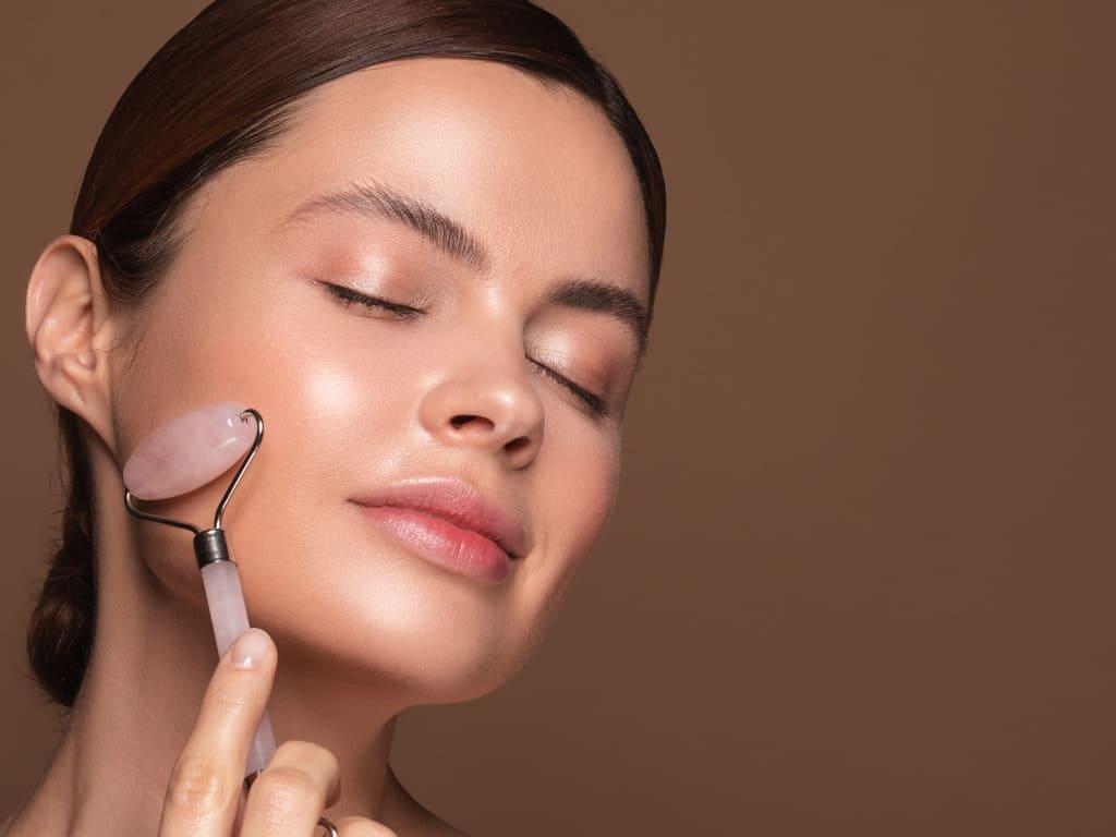 You can achieve a slimmer face at home with these methods.