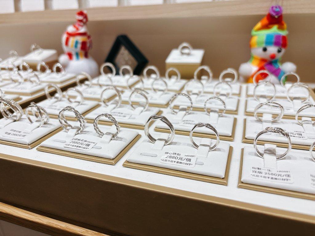 Over a hundred designs, 999 pure silver, and high-grade platinum to create your perfect custom jewelry.