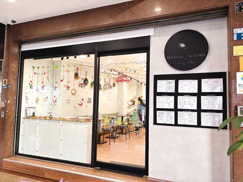 A must-visit near Taichung Station: a hidden white-themed sanctuary in the bustling city.