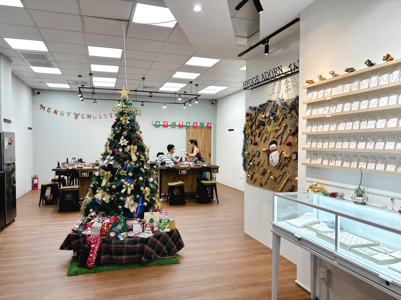 A must-visit near Taichung Station: a hidden white-themed sanctuary in the bustling city.