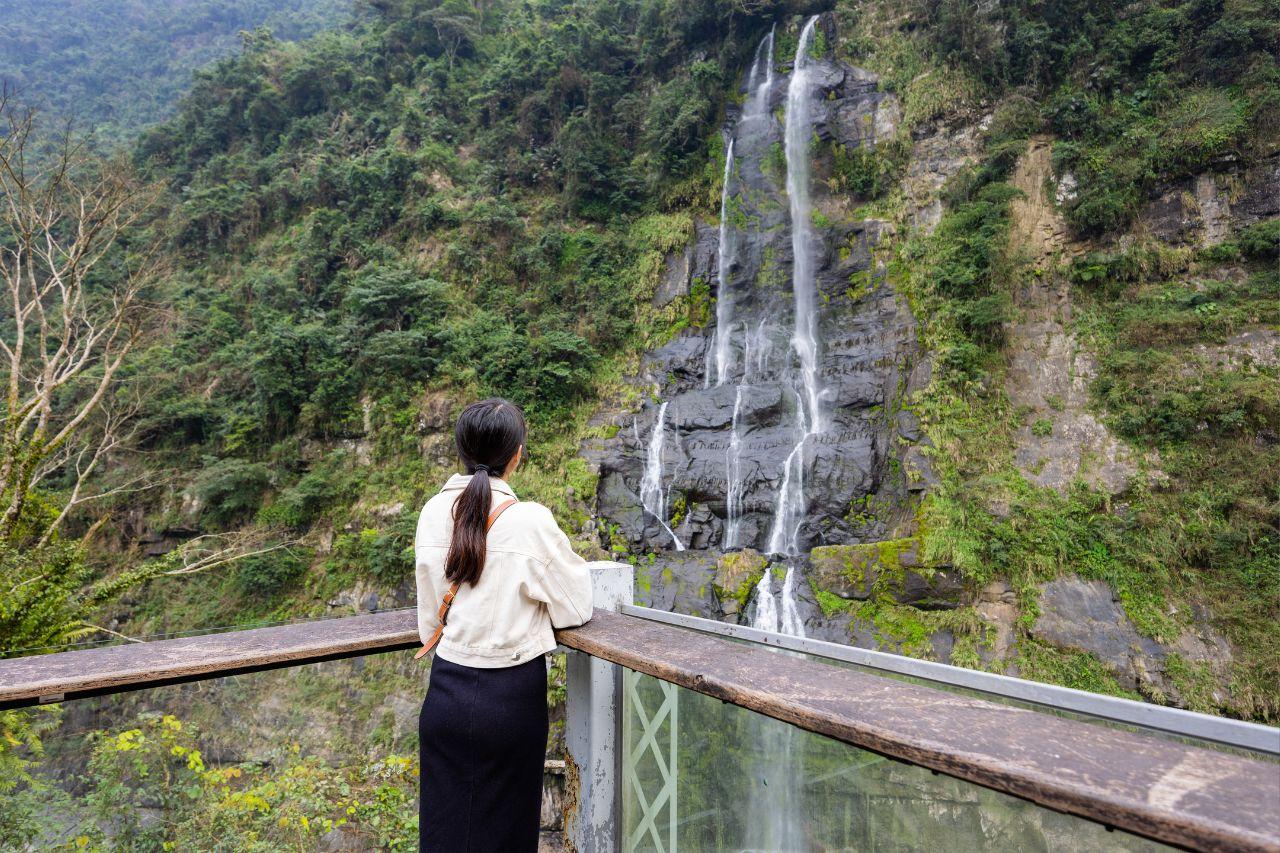 Your perfect Wulai day trip: | Old Street, waterfalls, cafes, and hot springs — all planned for a delightful early winter escape.