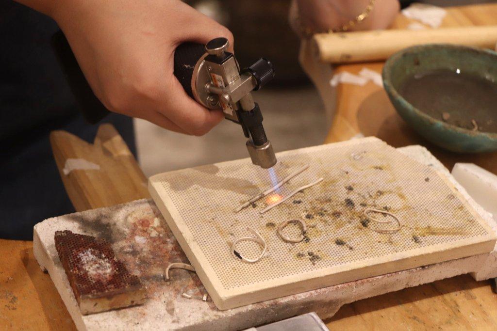 手作比例高,循序漸進體驗完整金工製作過程