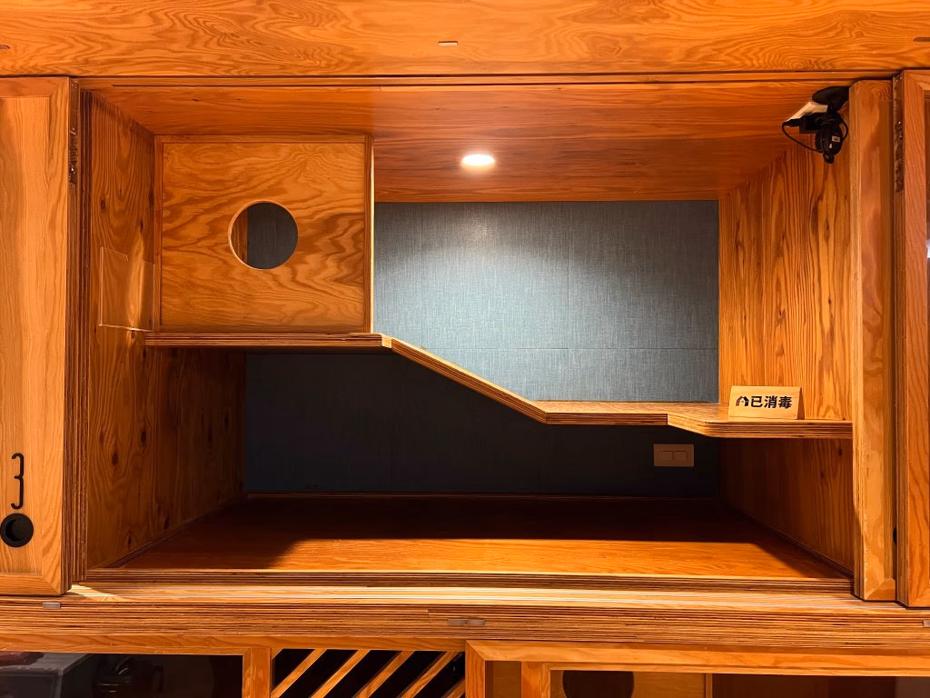 The "Self-Contained" Room: Perfect for 1-2 cats, offering them a comfortable, private space.