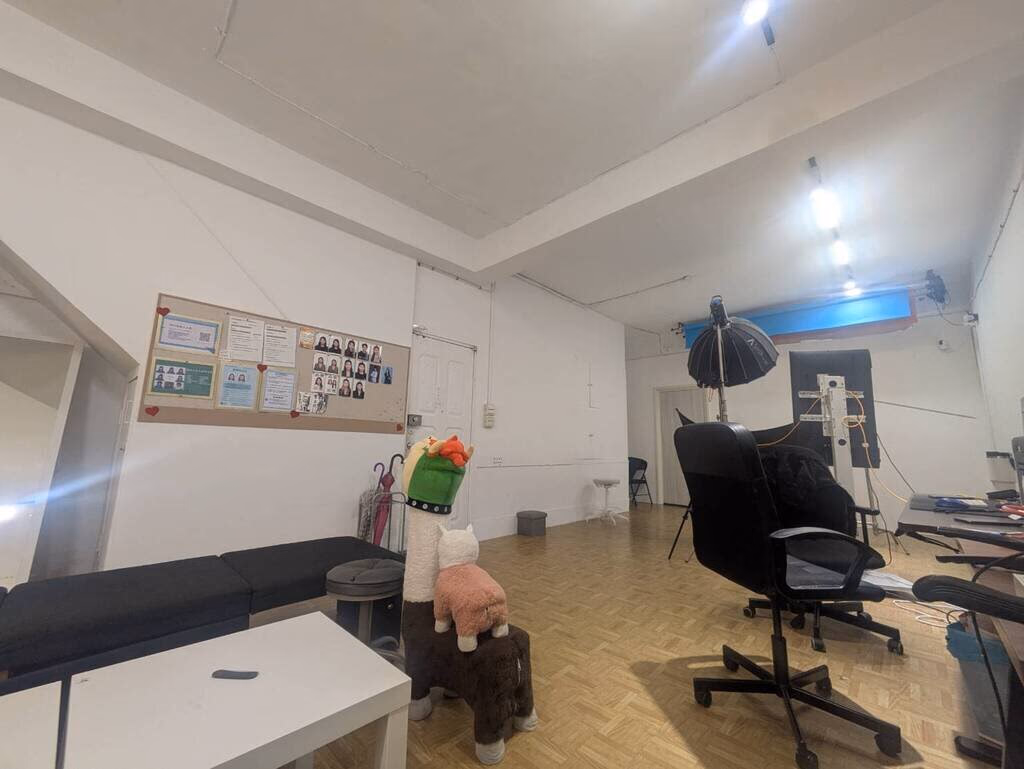 The space is minimalist, focusing purely on the photography experience.