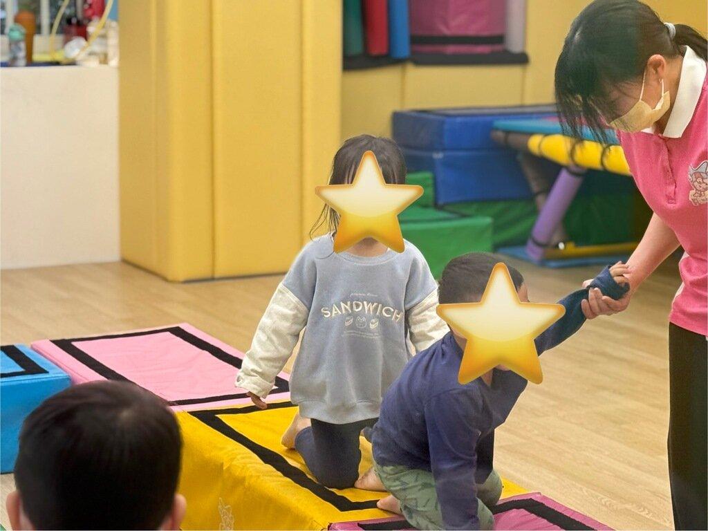 코치가 동선을 능숙하게 조절합니다.