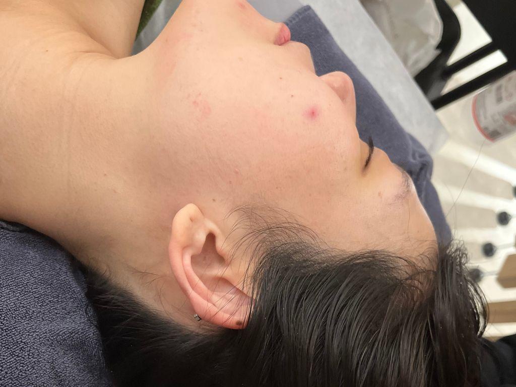 자체 개발한 에센셜 오일로 더욱 편안하게 얼굴 경락 마사지를 즐겨보세요.