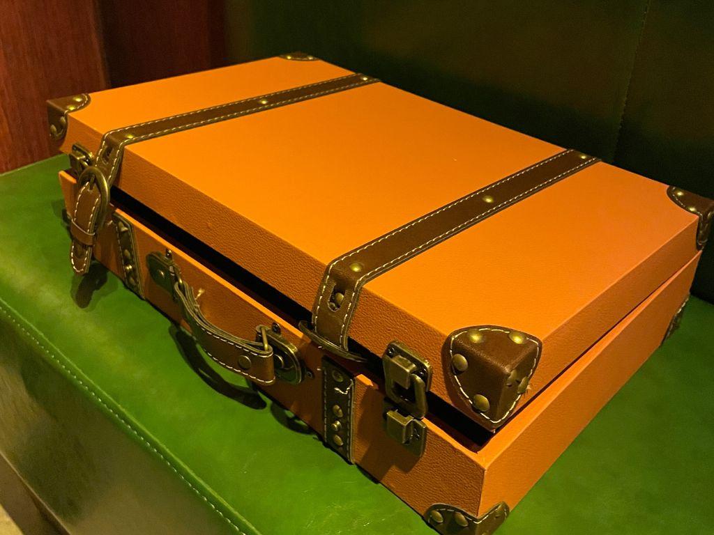 Diverse difficulties and extreme flexibility: a multi-choice escape room experience for just two players.