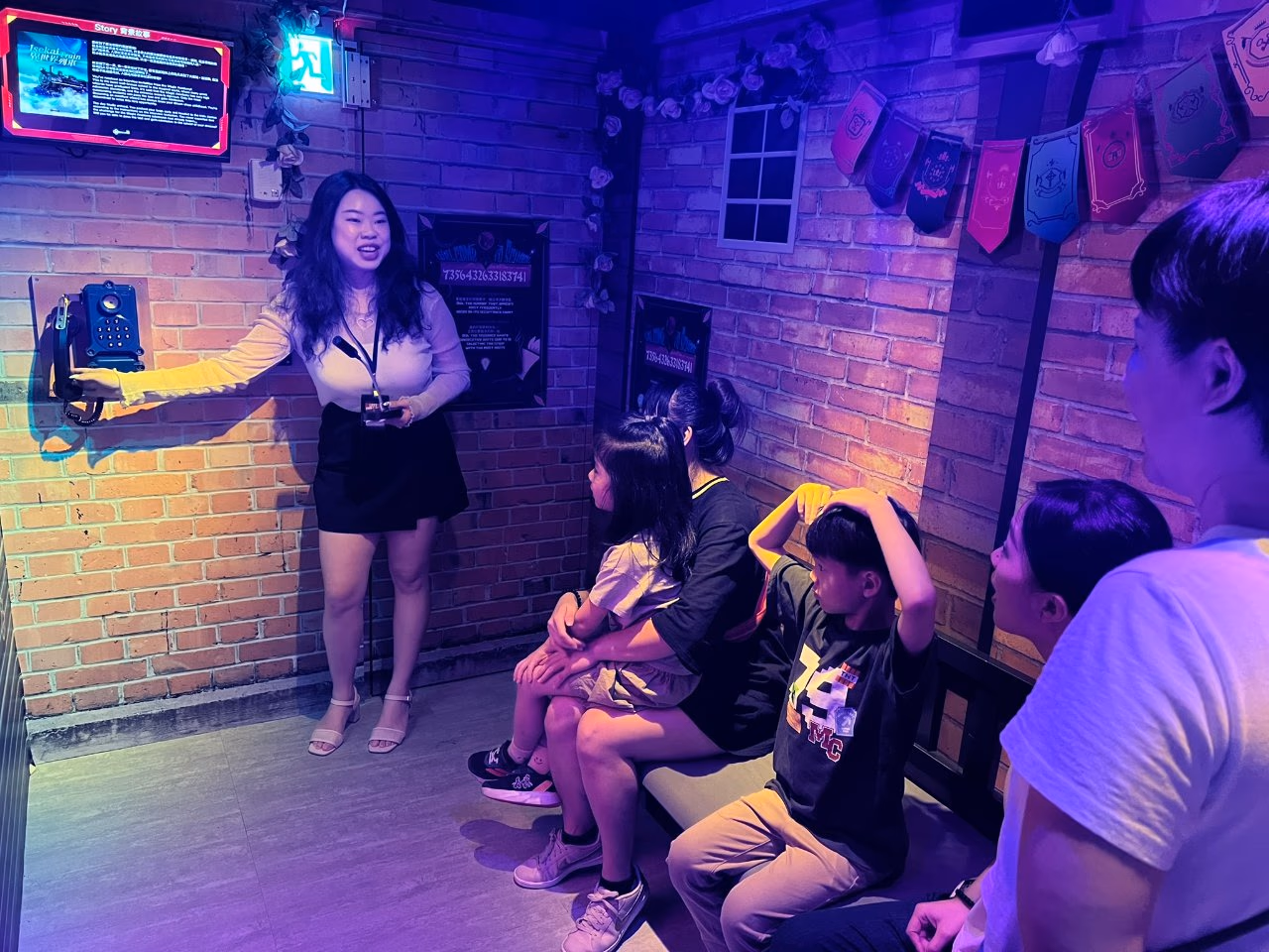 모든 연령이 즐길 수 있는, 어른과 아이 모두 참여 가능한 가족 미스터리 게임 디자인