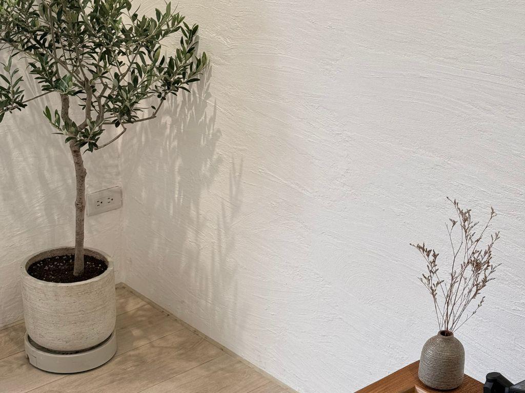 Experience the warmth of Japanese wood and the artisan's touch.