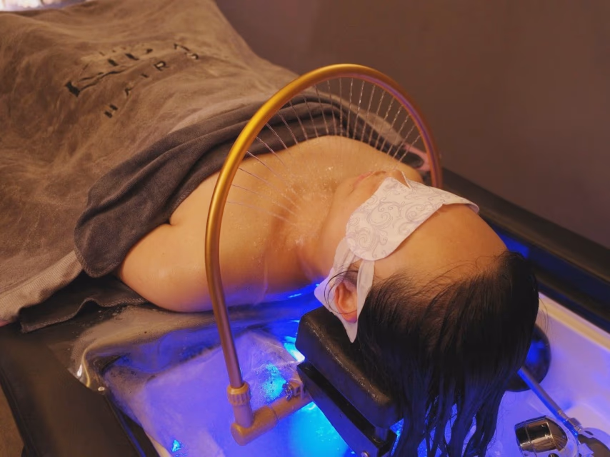베트남식 샴푸와 스파를 결합한 키라 헤어 스파 베트남식 샴푸는 일반 마사지 매장과는 다른 손 기술을 선보입니다.