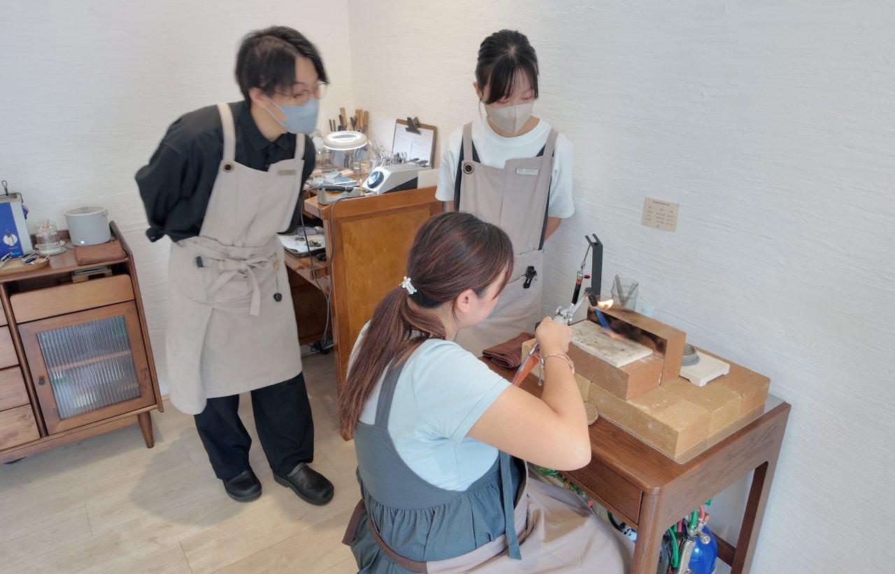 One-on-One Service｜No need to worry about being clumsy—everyone can create their most beautiful ring.