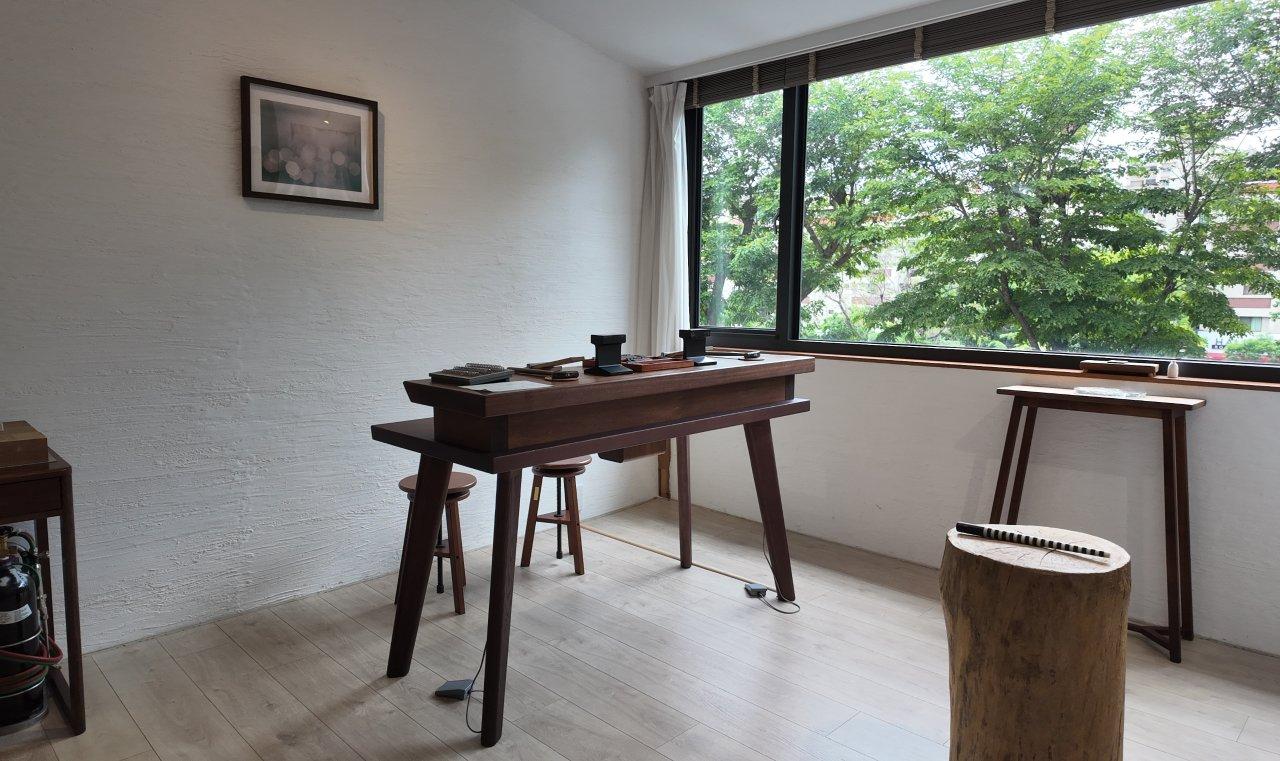 Experience the warmth of Japanese wood and the artisan's touch.