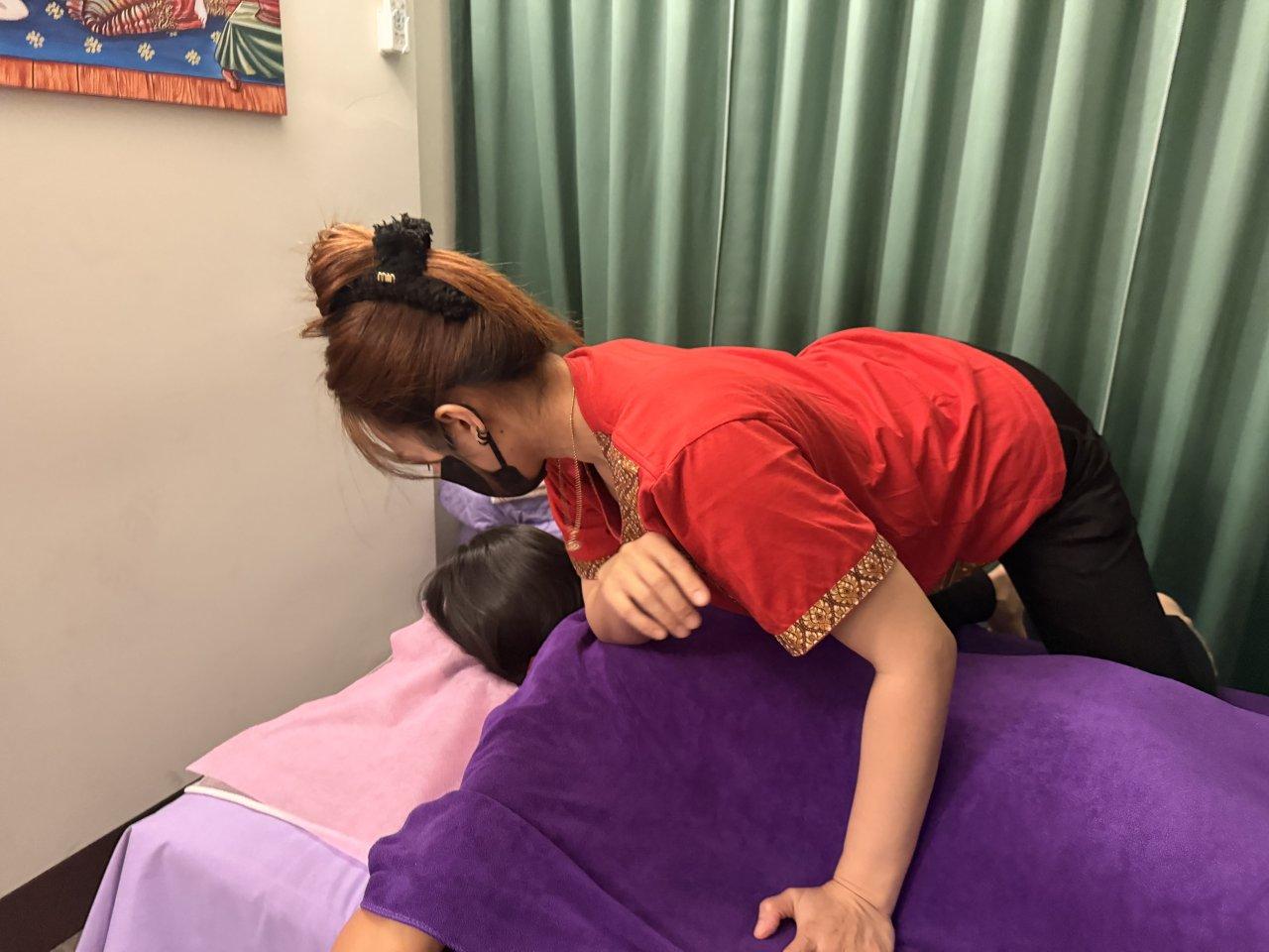 깊은 압력 마사지와 스트레칭을 결합하여 전신의 긴장을 천천히 풀어줍니다.