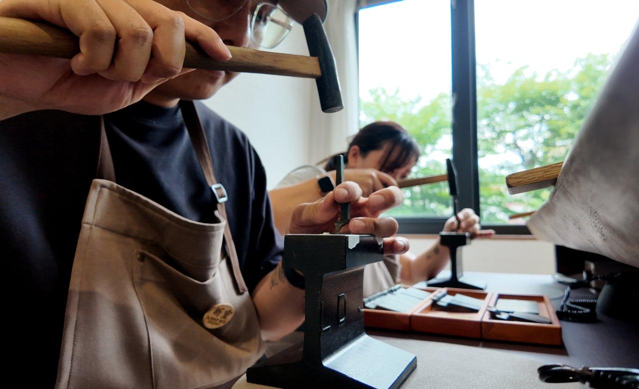 Hands-on to the max! You can personally make everything from hammering letters to flame-finishing and engraving patterns.