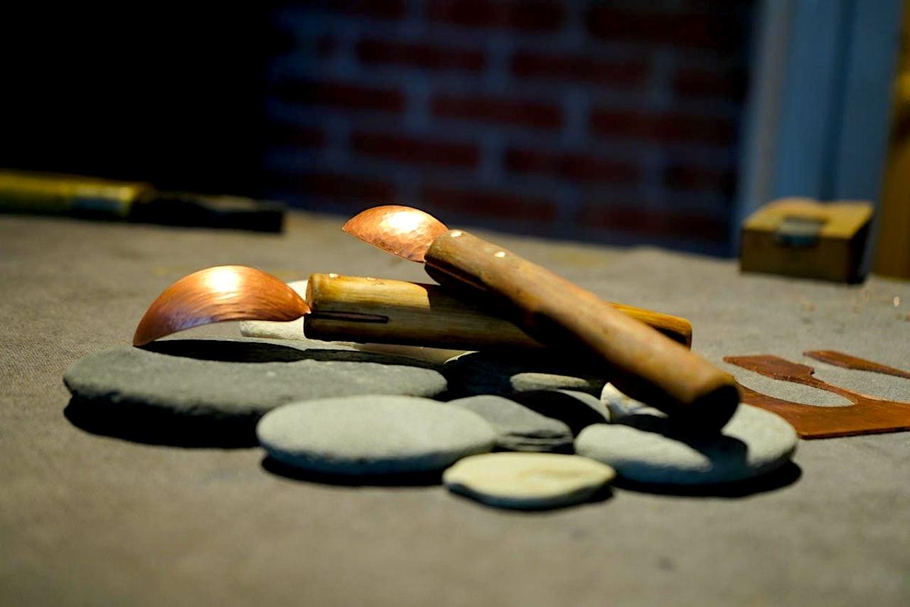 Xiaoliumang Hui Woshou extends the Mulianzuo brand, transforming metalworking into a handcrafted journey.
