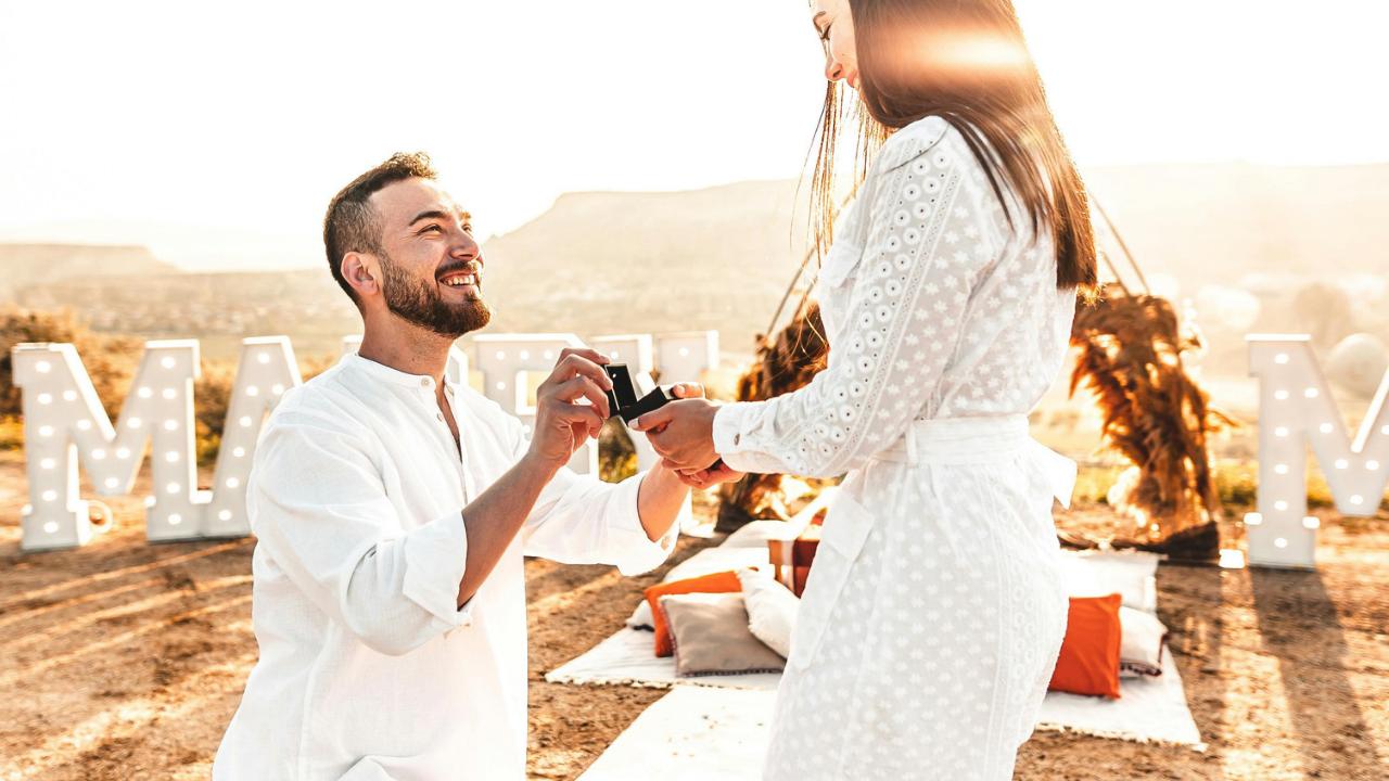 Planning a Tokyo proposal? Here are 10 romantic itinerary recommendations, from Tokyo nightscapes to Mount Fuji hot springs.