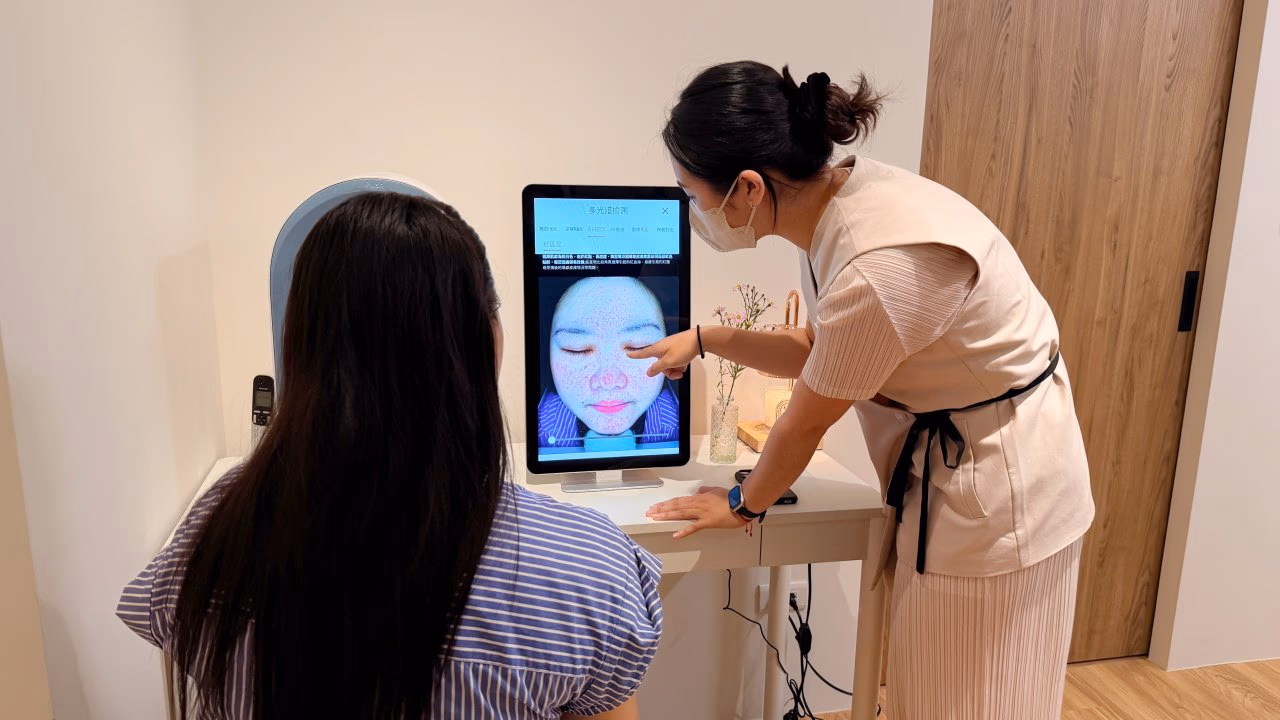 会話から肌の状態を把握し、機器での観察と経験による評価を総合的に判断します。