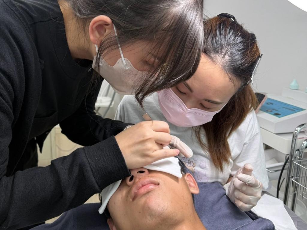 每個步驟施作前會提前說明,當下給鏡子確認結果
