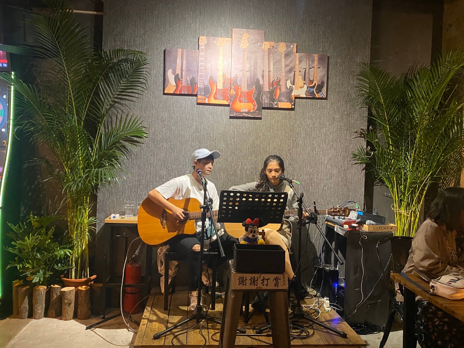 ライブバンドの演奏